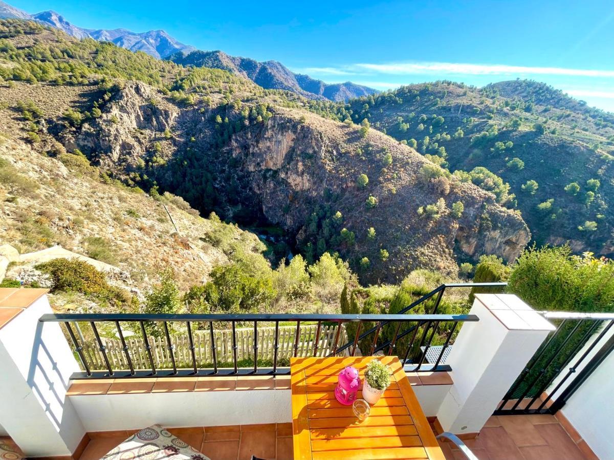 Apartamentos Axarquia , Frigiliana, Terraza Privada Con Vistas A La Montana Rio Y Al Mar Exterior photo